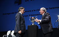 Entrega del Trofeo Zamora por parte de D’Alessandro a Salamanca